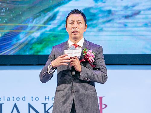 あいさつする藤原誠社長